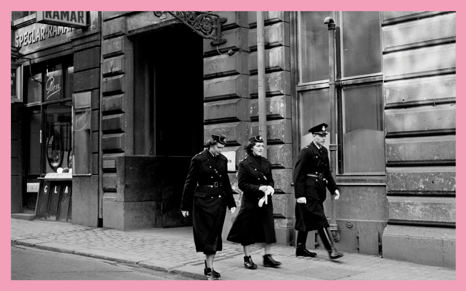 Kvinnliga poliser och en manlig polis går på gatan. Foto.
